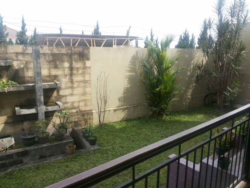 dijual rumah jl cisaranten