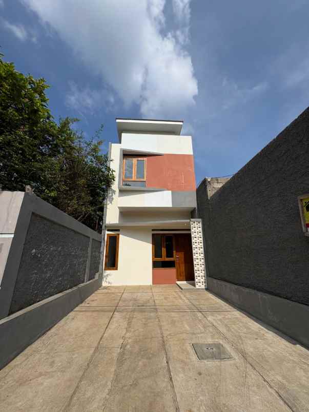 dijual rumah jl ciwaru cisurupan kota