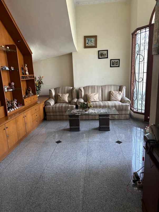 dijual rumah jl graha famili selatan