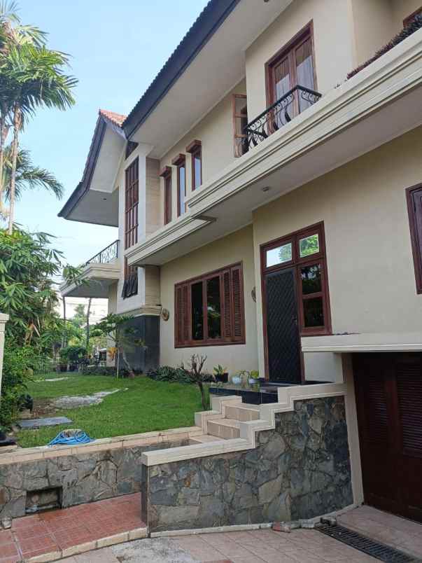dijual rumah jl graha famili selatan