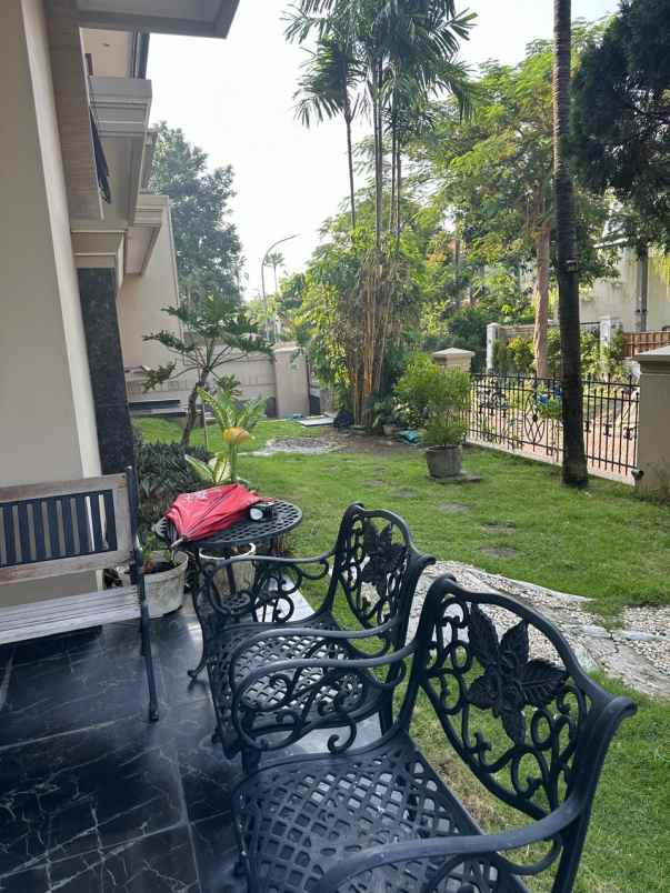 dijual rumah jl graha famili selatan