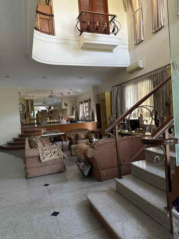 dijual rumah jl graha famili selatan