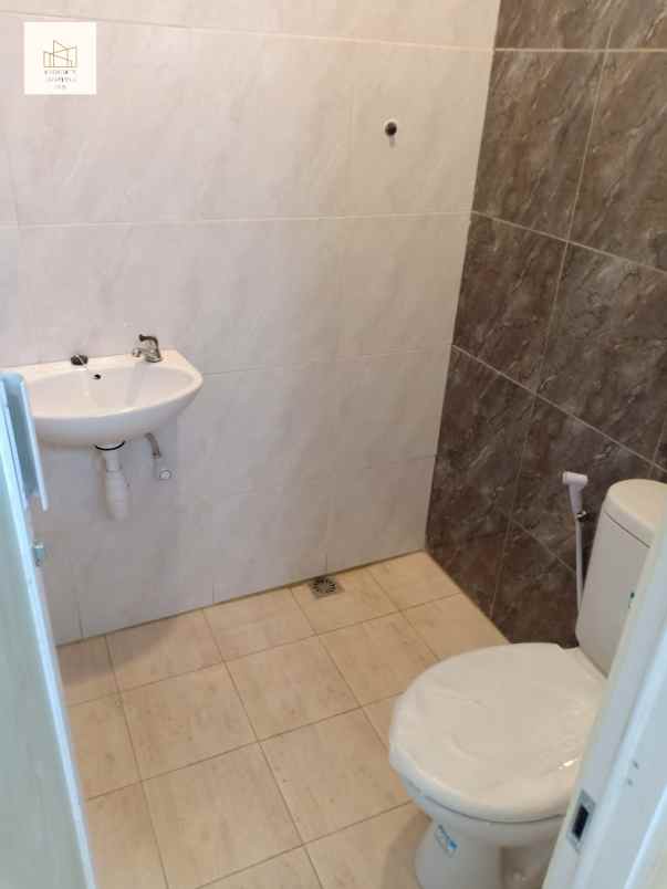 dijual rumah jl griya pos giro cinunuk