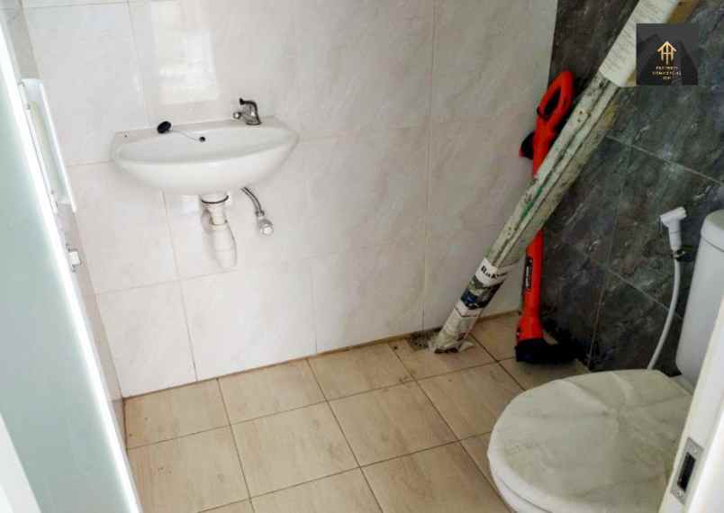 dijual rumah jl komplek griya pos giro