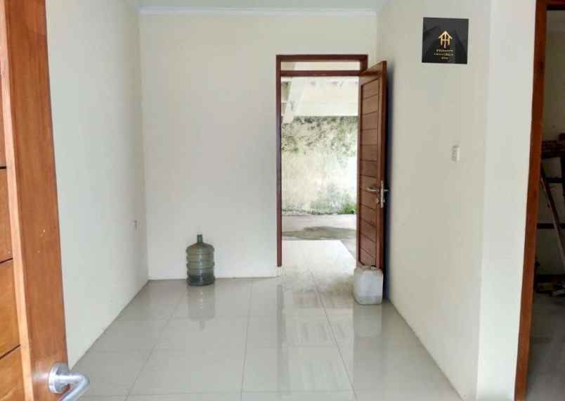 dijual rumah jl komplek griya pos giro