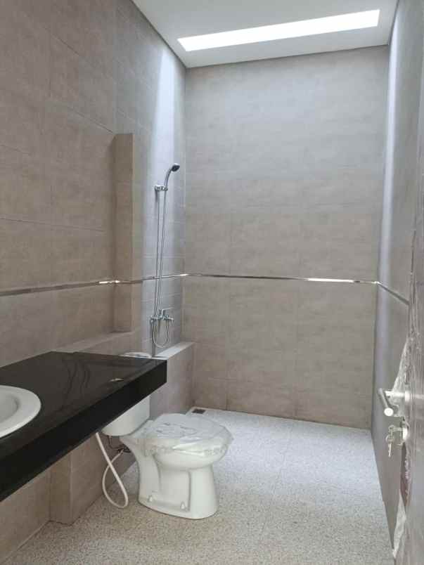 dijual rumah jl setraduta