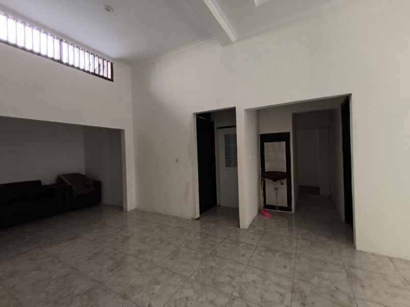 dijual rumah jl surya lestari