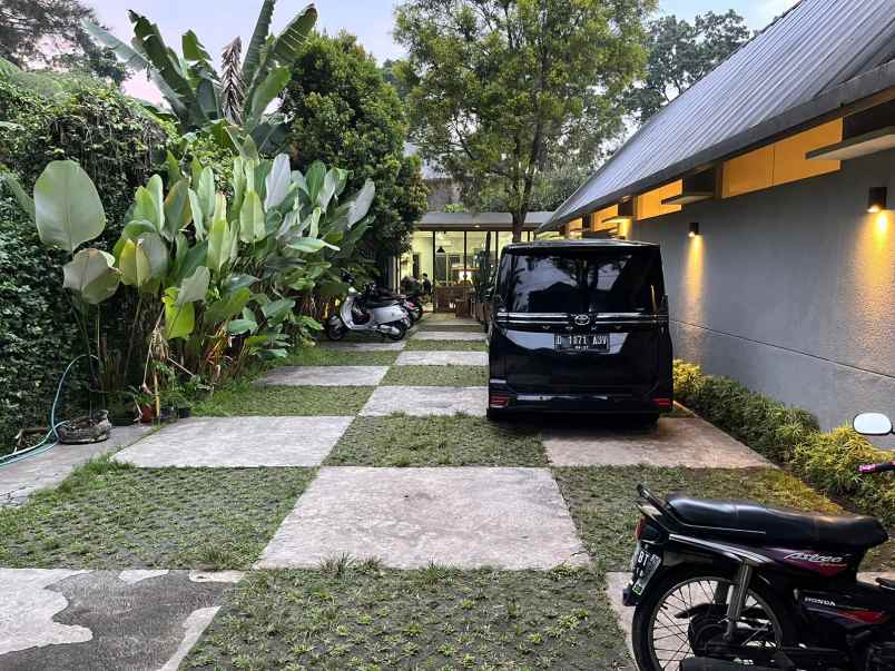 dijual rumah kantor di jalan dipatiukur dago bandung
