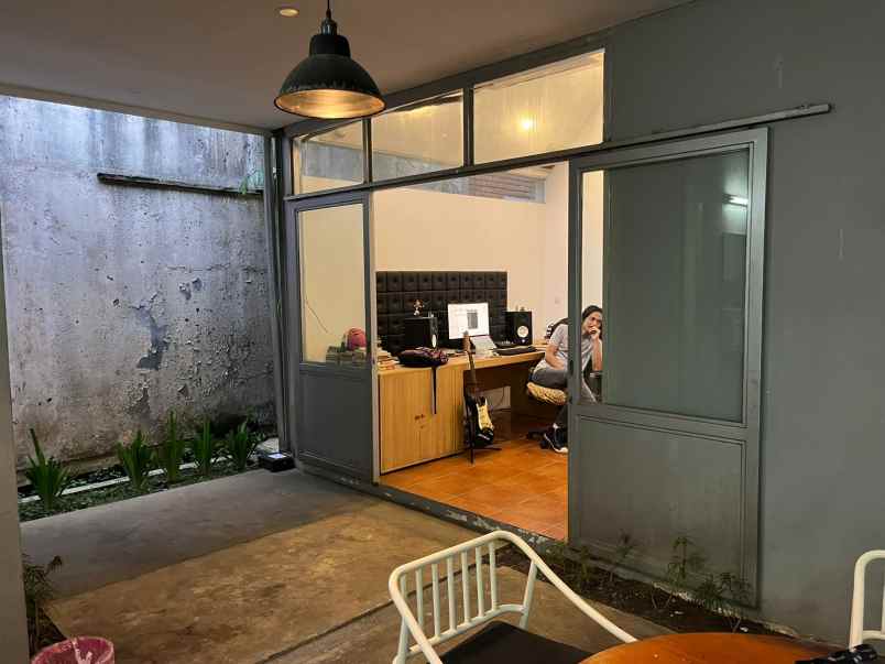 dijual rumah kantor di jalan dipatiukur dago bandung