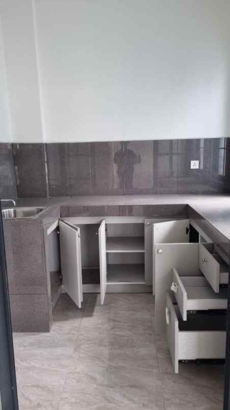 dijual rumah lavon ii cluster montana