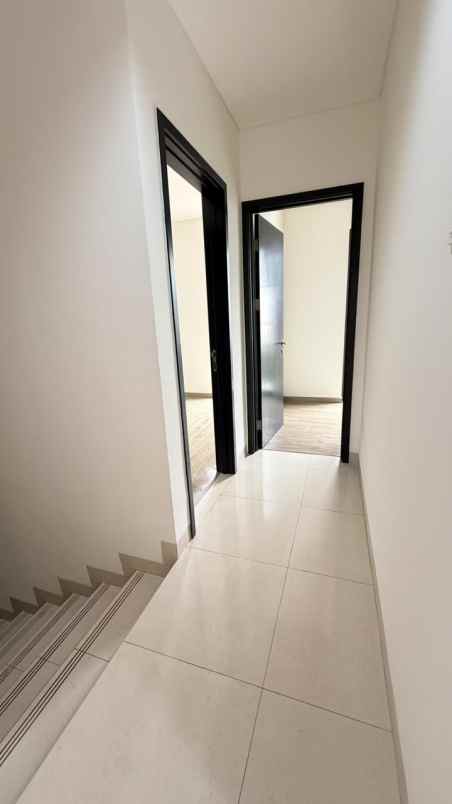dijual rumah maison de wisteria cakung