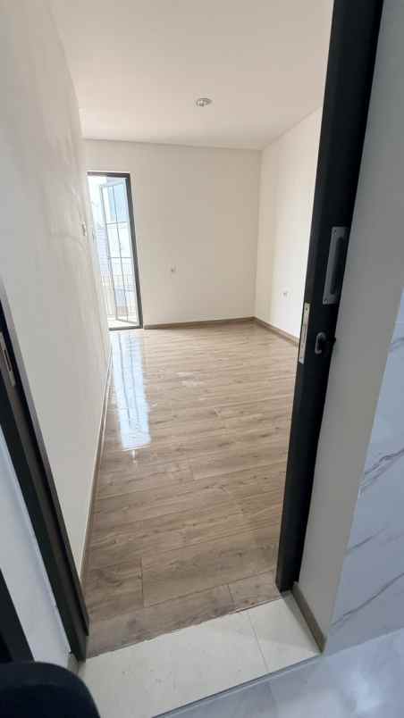 dijual rumah maison de wisteria cakung