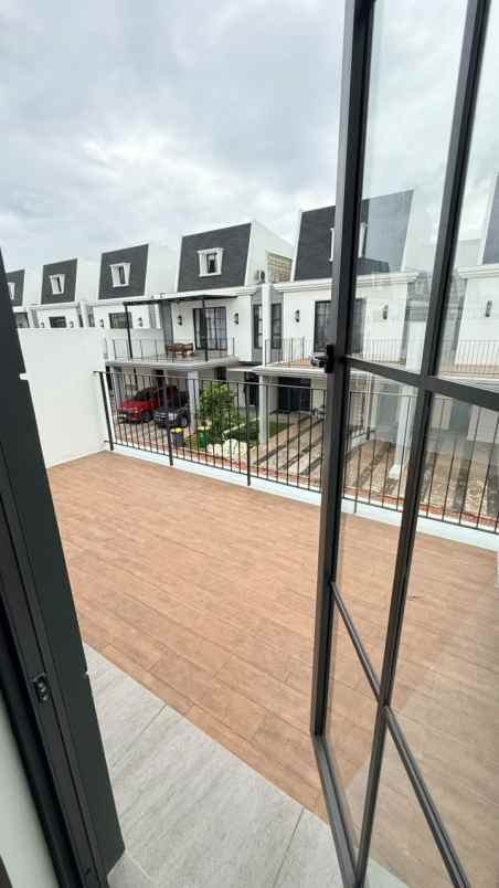 dijual rumah maison de wisteria cakung