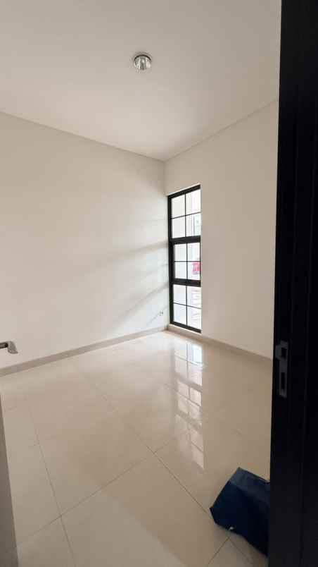 dijual rumah maison de wisteria cakung