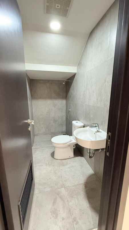 dijual rumah maison de wisteria cakung