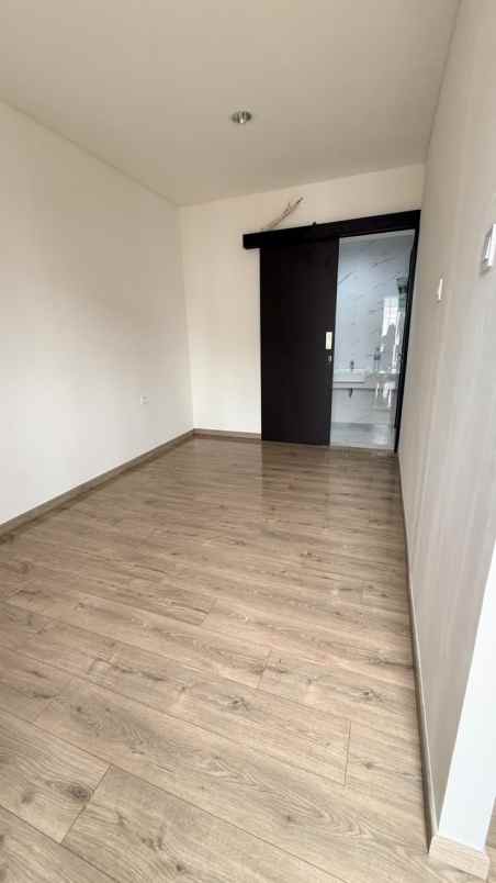 dijual rumah maison de wisteria cakung