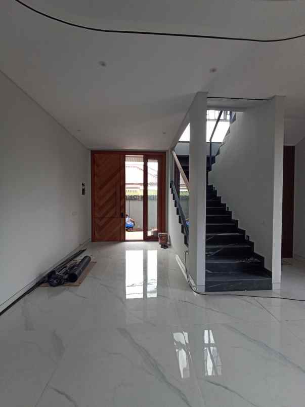 dijual rumah manyar
