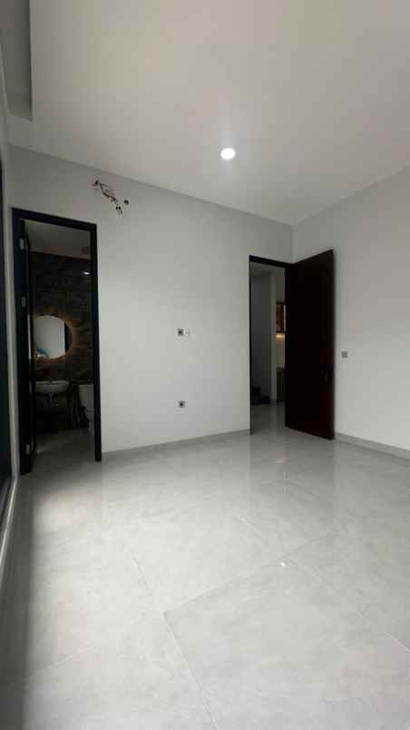 dijual rumah manyar jaya