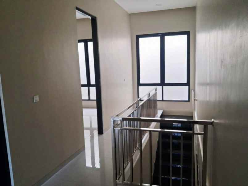 dijual rumah new minimalis di perum manyar jaya