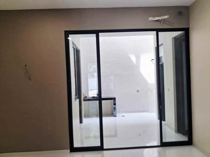 dijual rumah new minimalis di perum manyar jaya
