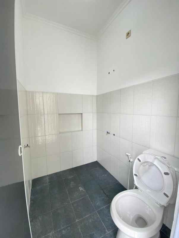 dijual rumah pakis