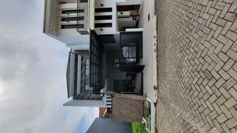 dijual rumah pakuwon city
