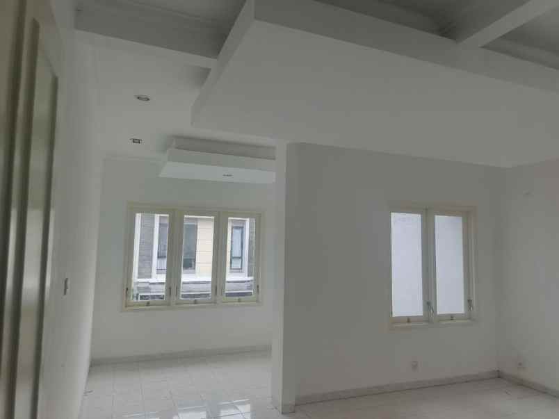 dijual rumah pakuwon city