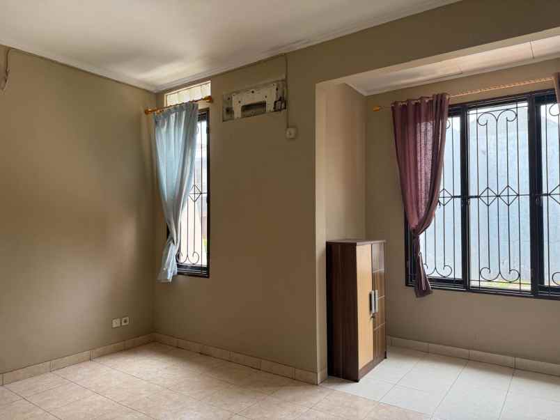 dijual rumah permata buana