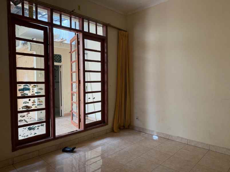 dijual rumah permata buana