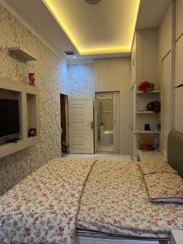 dijual rumah perum aur kuning