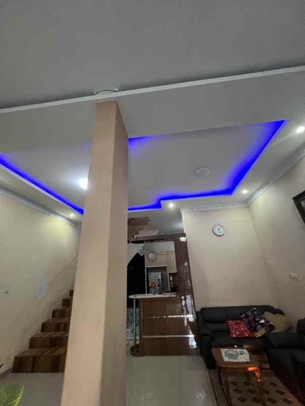 dijual rumah perum aur kuning