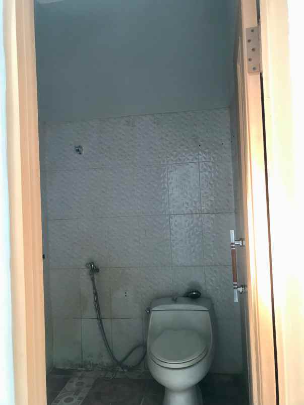 dijual rumah perumahan taman anyelir