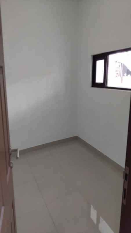 dijual rumah pinus regency