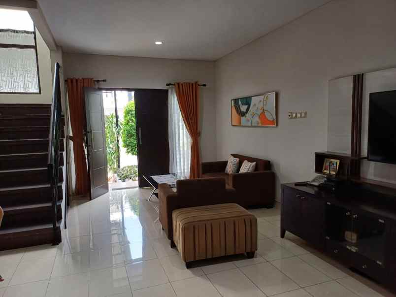 dijual rumah raffles hills cibubur