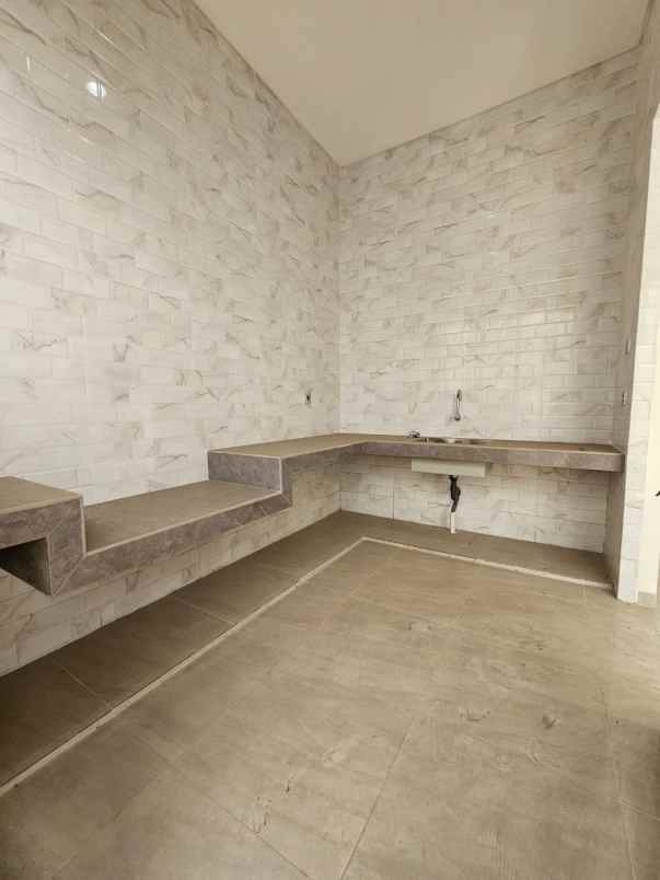 dijual rumah royal residence