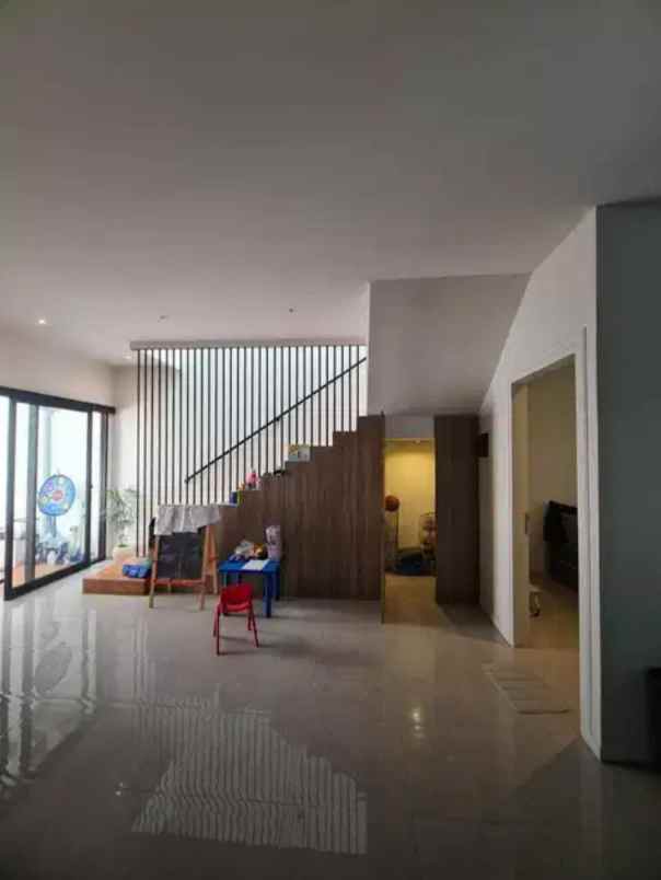 dijual rumah royal residence