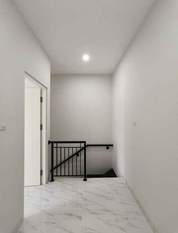 dijual rumah setro timur