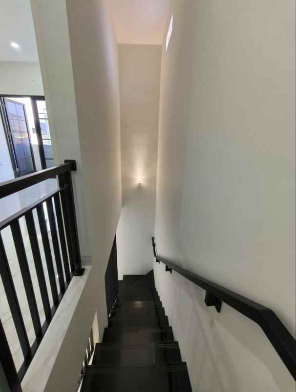 dijual rumah setro timur