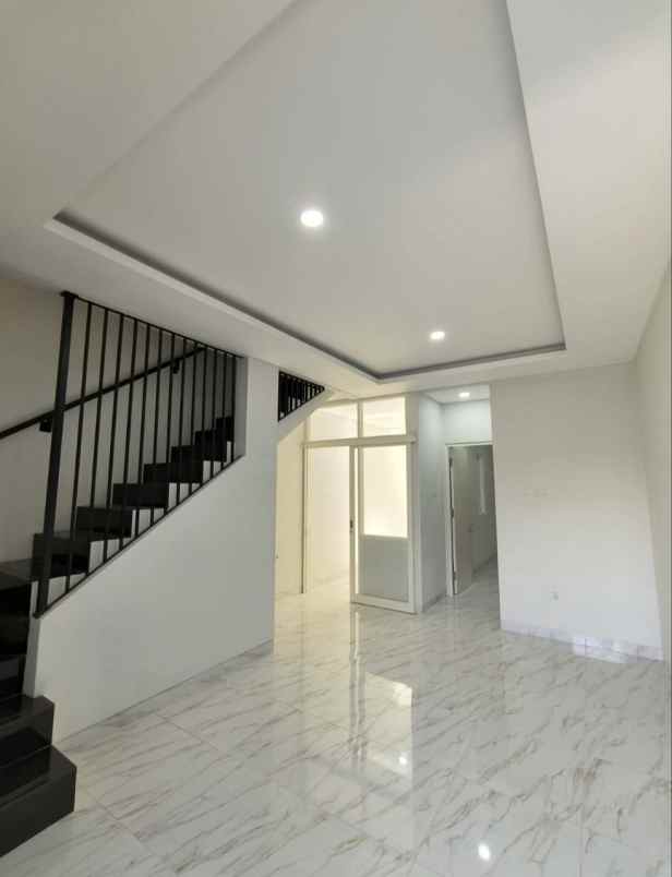 dijual rumah setro timur