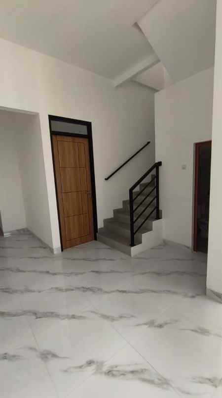 dijual rumah tenggilis mejoyo selatan