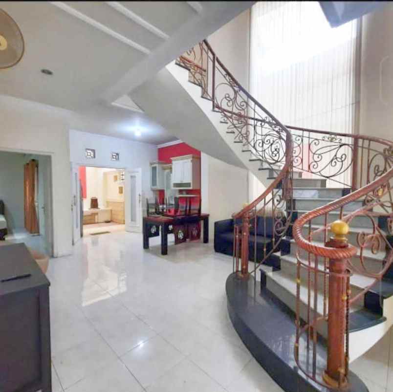 dijual rumah tenggilis utara