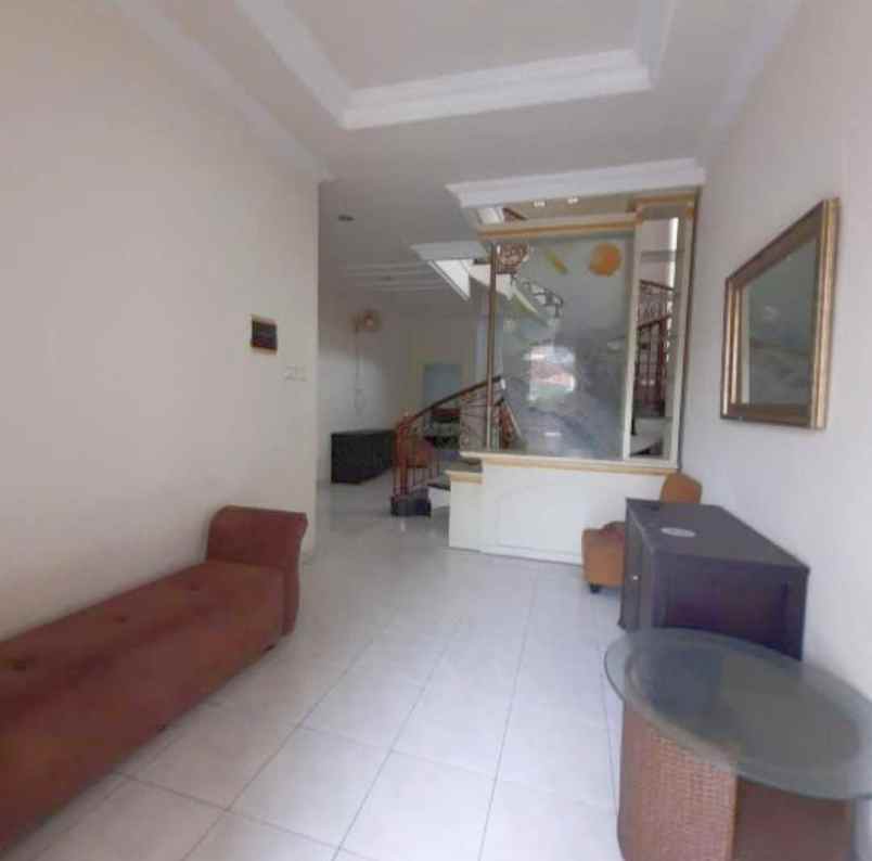 dijual rumah tenggilis utara