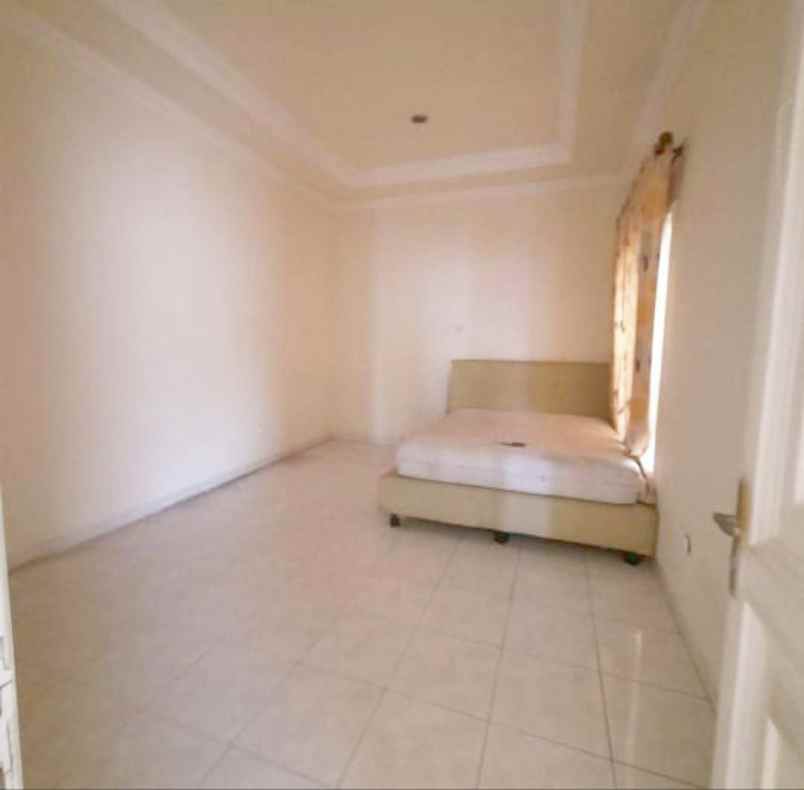 dijual rumah tenggilis utara