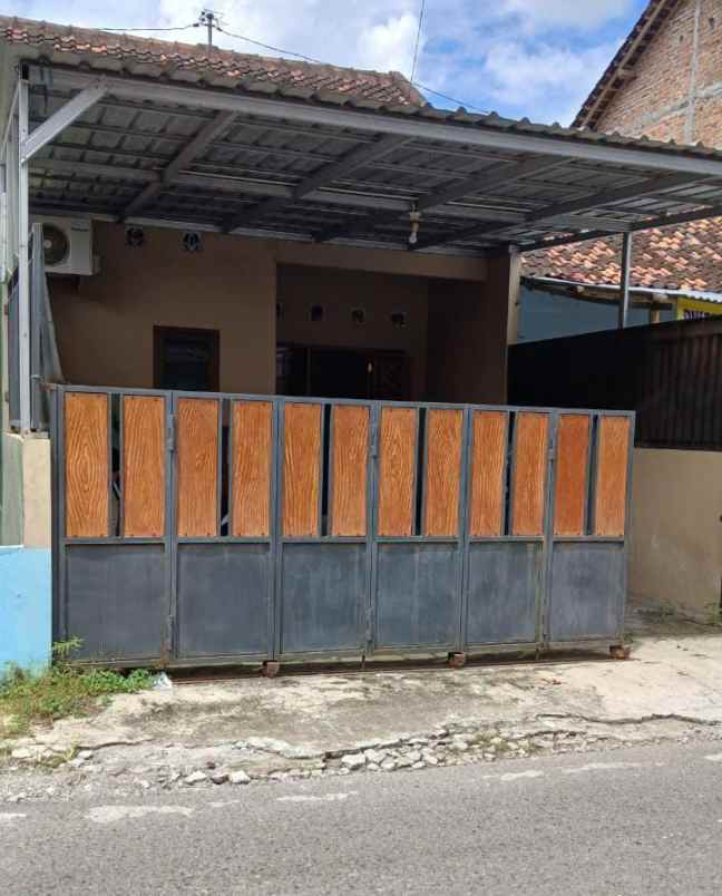 dijual rumah tirtonirmolo