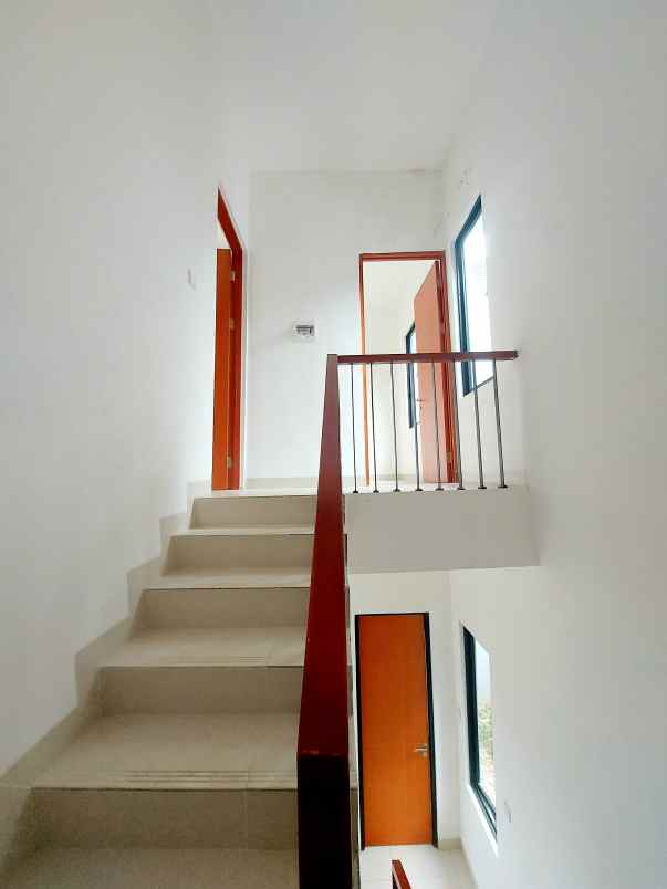 dijual rumah varana golf estate tapos depok