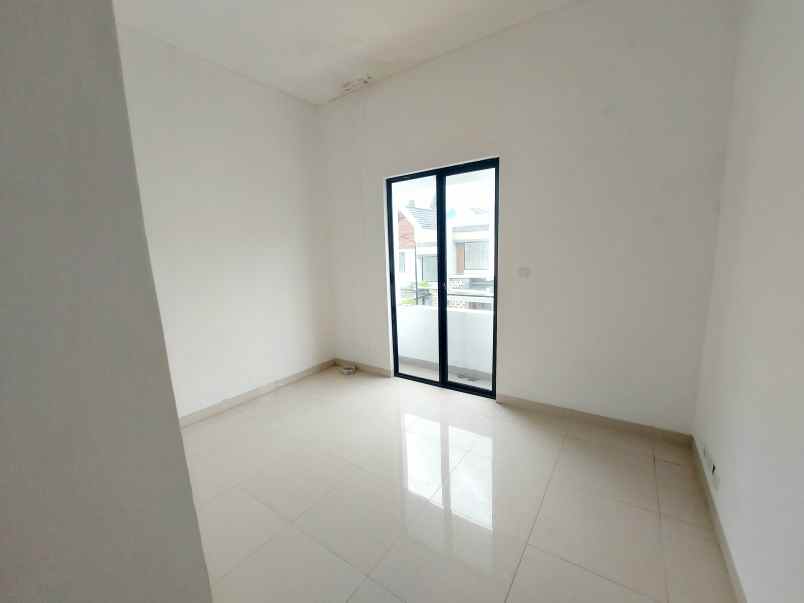 dijual rumah varana golf estate tapos depok