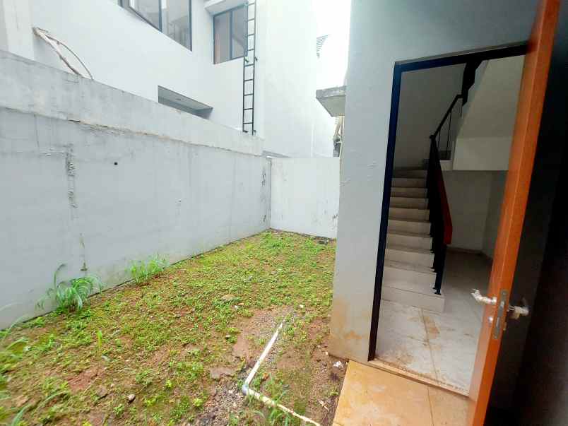 dijual rumah varana golf estate tapos depok