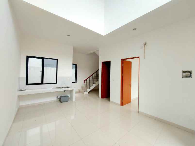 dijual rumah varana golf estate tapos depok