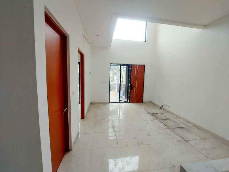 dijual rumah varana golf estate tapos depok