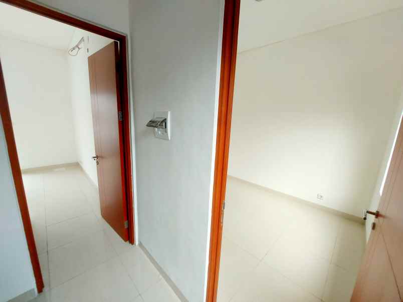 dijual rumah varana golf estate tapos depok